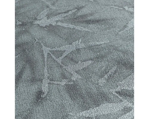 Detail strukturované textilní tapety s rostlinným motivem