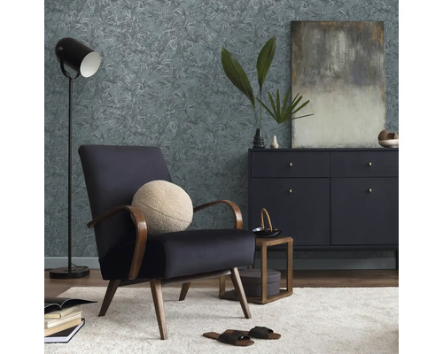 Obývací pokoj s křeslem, komodou, stojací lampou a vzorovanou tapetou