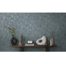 Dekorativní aranžmá s tapetou s květinovým vzorem, vázami, sochami a stolem