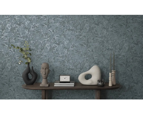 Dekorativní aranžmá s tapetou s květinovým vzorem, vázami, sochami a stolem