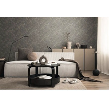 Obývací pokoj s pohovkou, stolem a vzorovanou tapetou pro stylový interiér