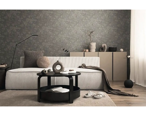 Obývací pokoj s pohovkou, stolem a vzorovanou tapetou pro stylový interiér