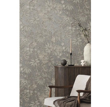 Scéna s tapetou s botanickým vzorem, příborníkem a židlí