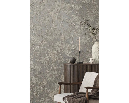 Scéna s tapetou s botanickým vzorem, příborníkem a židlí