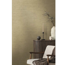 Obývací pokoj se tapetou, skříňkou, dekorací a křeslem