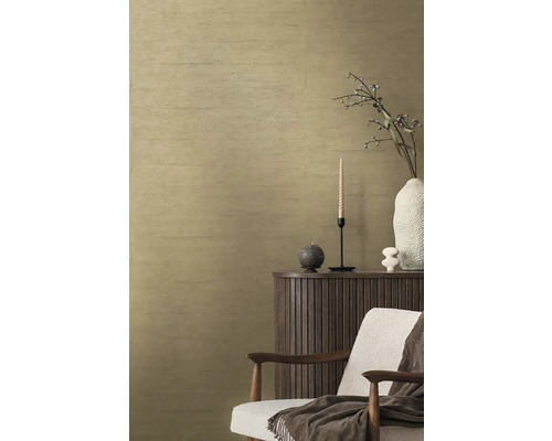 Obývací pokoj se tapetou, skříňkou, dekorací a křeslem