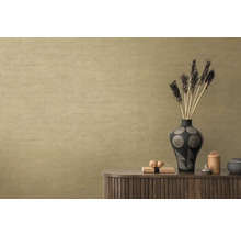 Obývací pokoj s textilní tapetou a dekorativní vázou na dřevěné skříni