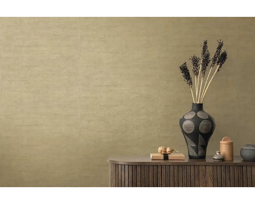 Obývací pokoj s textilní tapetou a dekorativní vázou na dřevěné skříni