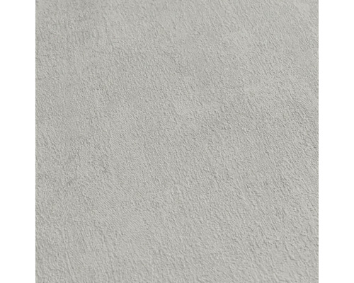 Detail světlé tapety s hrubou strukturou