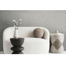 Scéna s křeslem, odkládacím stolem s vázou a košem