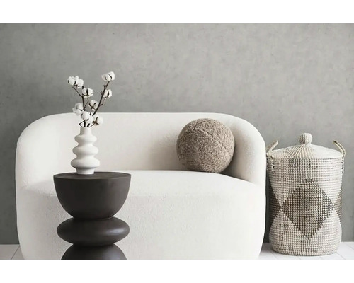 Scéna s křeslem, odkládacím stolem s vázou a košem