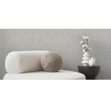 Dekorativní obytné prostředí se sedacím nábytkem, polštáři a vázami na malém stole