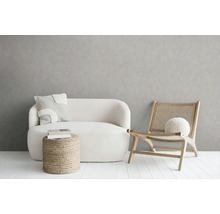 Obývací pokoj s pohovkou, křeslem a odkládacím stolkem