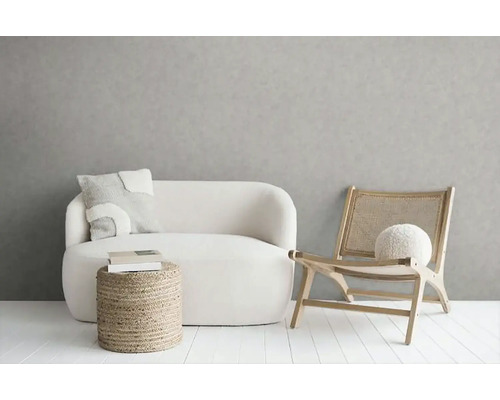 Obývací pokoj s pohovkou, křeslem a odkládacím stolkem