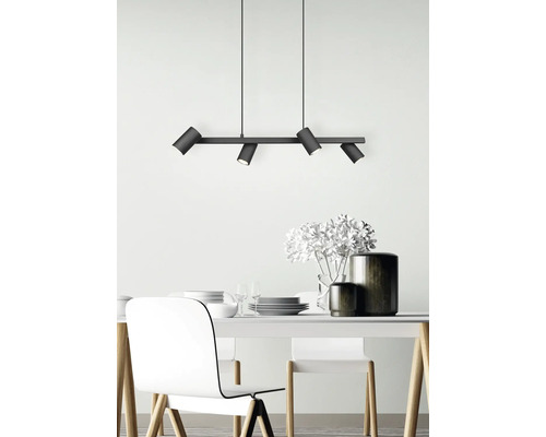 Jídelna s jídelním stolem, židlemi a závěsnou lampou se spoty