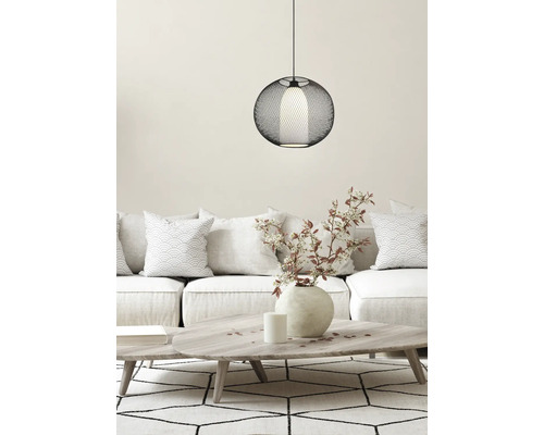 Obývací pokoj s pohovkou, stolem a kulatým závěsným svítidlem