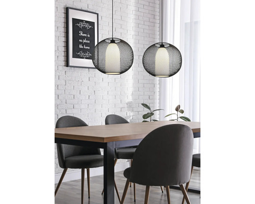 Jídelní stůl se židlemi a dvě kulatá závěsná svítidla v místnosti