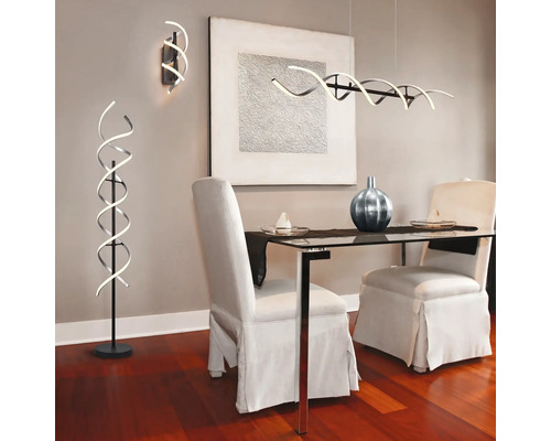 Jídelna se spirálovým stropním svítidlem, nástěnným svítidlem a stojací lampou