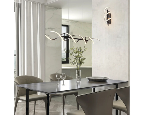 Jídelna s jídelním stolem, židlemi, závěsným svítidlem a nástěnným svítidlem