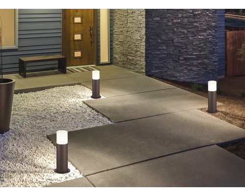 Osvětlený chodník s venkovními světly před domem