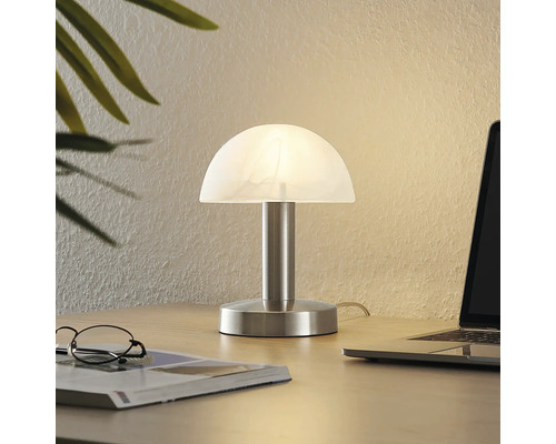 Stolní lampa s půlkruhovým skleněným krytem na psacím stole