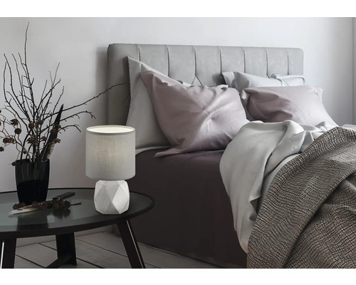 Noční scéna se lampou, stolem a postelí