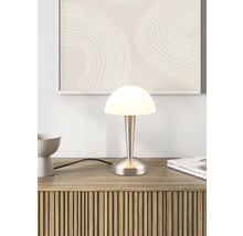 Stolní lampa se stínidlem na nočním stolku
