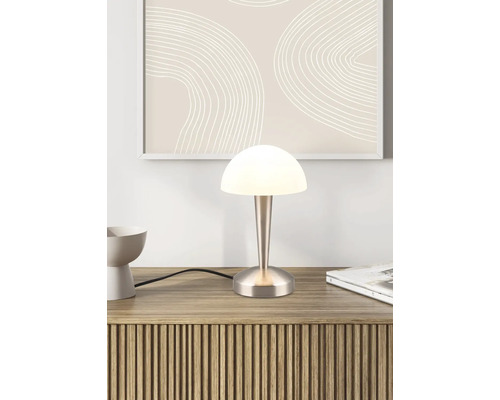 Stolní lampa se stínidlem na nočním stolku