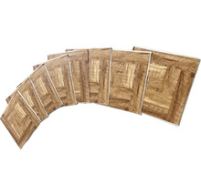 Několik podlahových dlaždic se vzhledem dřeva je seřazeno.