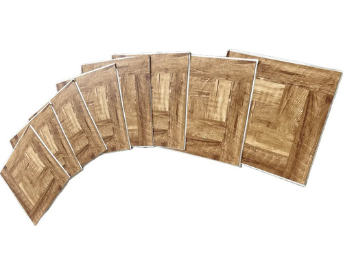 Několik podlahových dlaždic se vzhledem dřeva je seřazeno.