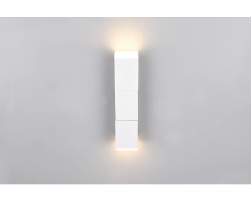 Bílé nástěnné svítidlo ze tří kostek se světelným efektem nahoru a dolů