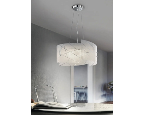 Skleněné závěsné svítidlo s geometrickým vzorem nad jídelním stolem