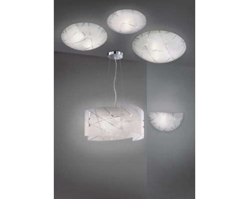 Různé typy lamp s geometrickými vzory na stropě a stěně