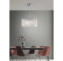 Závěsná lampa v jídelně s jídelním stolem a židlemi