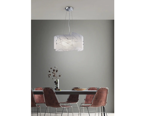 Závěsná lampa v jídelně s jídelním stolem a židlemi