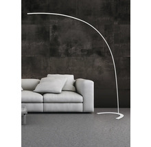 Oblouková lampa vedle pohovky v obývacím pokoji