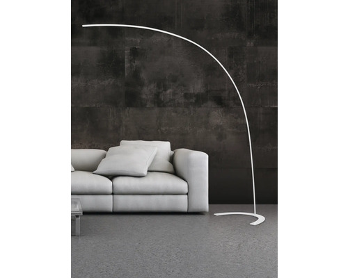 Oblouková lampa vedle pohovky v obývacím pokoji