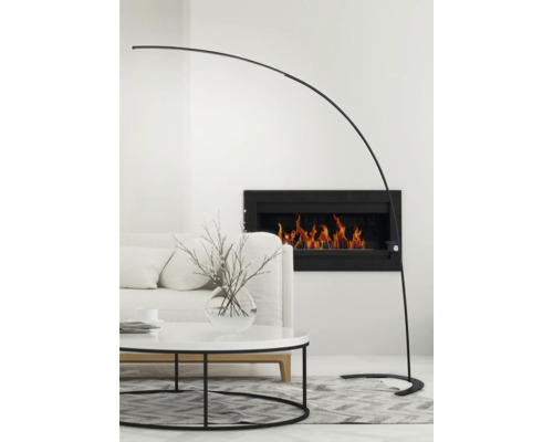 Oblouková lampa v obývacím pokoji s krbem