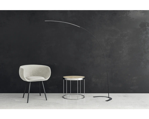 Scéna se stojací lampou, židlí a příručním stolkem