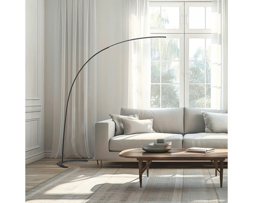 Obývací pokoj s obloukovou lampou, pohovkou a konferenčním stolkem