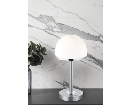 Stolní lampa s kulatým stínidlem a kovovou základnou