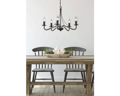 Jídelna s dřevěným stolem, židlemi a závěsnou lampou