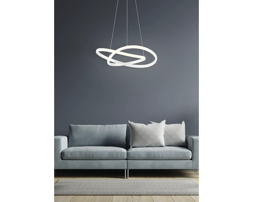 Moderně navržené závěsné svítidlo nad pohovkou v obývacím pokoji.