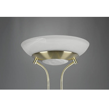 Detailní záběr stojací lampy se skleněným stínidlem a kovovým rámem