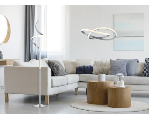 Obývací pokoj s pohovkou, konferenčním stolkem, stojací lampou a závěsným svítidlem