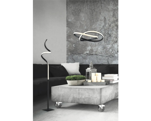 Obývací pokoj s pohovkou, konferenční stolek s kolečky, stojací lampa a závěsné svítidlo