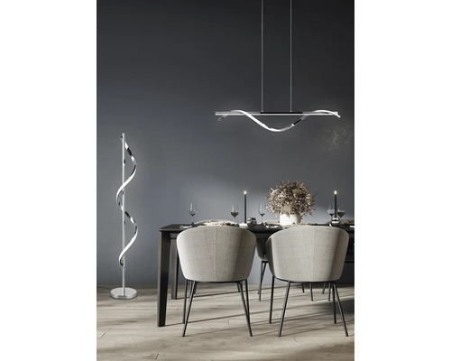 Scéna s jídelním stolem, židlemi, stojací lampou a závěsnou lampou