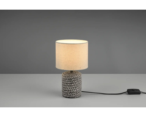 Stolní lampa s textilním stínidlem a pletenou základnou