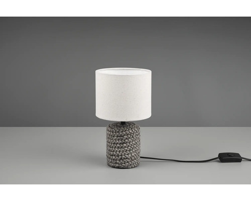 Stolní lampa s pletenou základnou a látkovým stínidlem