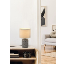 Dekorativní stolní lampa na nočním stolku v obývacím pokoji.